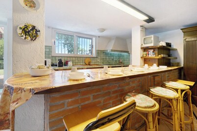 Villa 'Gloria Guest House' with Sea View, Wi-Fi and Air Conditioning