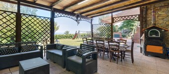 Villa 'Gloria Guest House' with Sea View, Wi-Fi and Air Conditioning