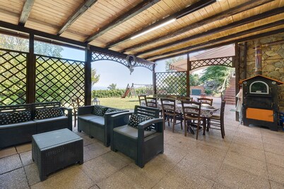 Villa 'Gloria Guest House' with Sea View, Wi-Fi, and Air Conditioning