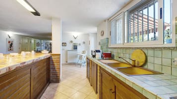 KĂŒhlschrank, Mikrowelle, Ofen, Herdplatte