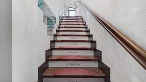 Una escalera con peldaños que exhiben frases inspiradoras.