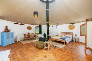 1 bedroom, bed sheets