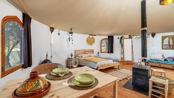 1 bedroom, bed sheets