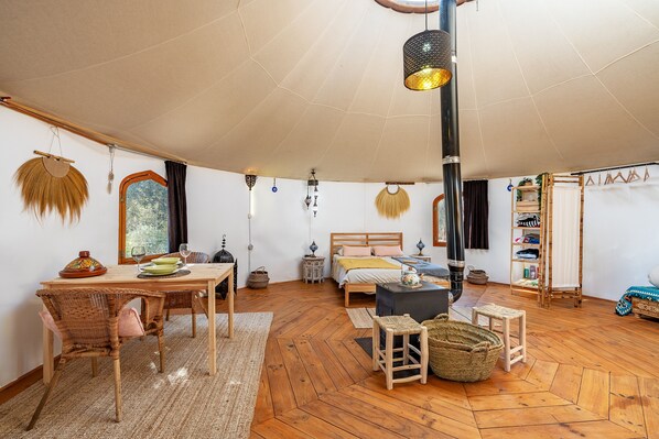 Dining - Holiday Yurt 'Eco Yurta Lanjarón' with Mountain View and Shared Pool (Lanjarón)