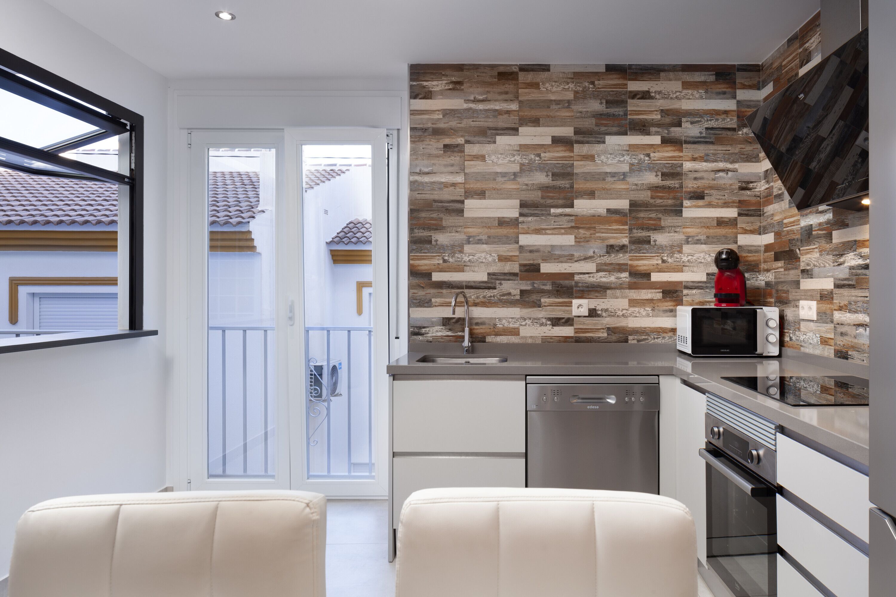 Jääkaappi, mikroaaltouuni, uuni, liesi