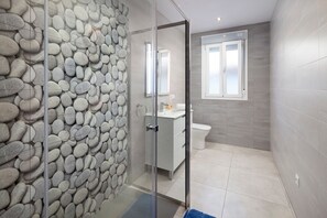 Baignoire, sèche-cheveux, serviettes fournies