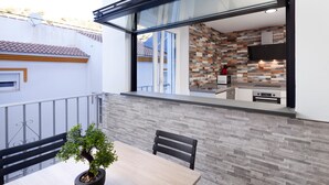 Un espace repas comprenant une table, des chaises et une plante en pot.