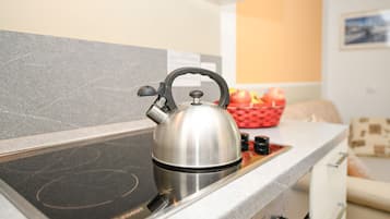 Fridge, oven, stovetop, electric kettle