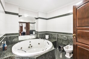 Bathtub, hair dryer, towels - Casa do Terreiro with private pool, private terrace, and Wi-Fi (Barqueiros)