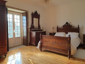 6 bedrooms, iron/ironing board, free WiFi, bed sheets