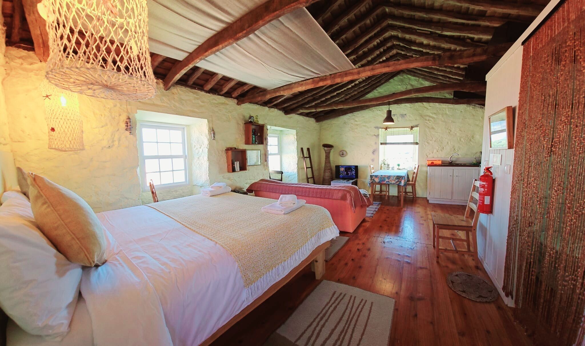 Vintage Studio in a Cottage 'Casa Anjos Cottage' with Sea View, Private Terrace and Wi-Fi