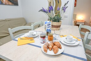 Dining - Apartment 'Rosa delle Dolomiti Bilocale2' with Mountain View and Wi-Fi (Carisolo)