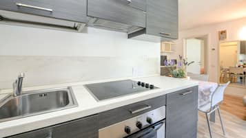 Geladeira, fogão, cooktop, chaleira elétrica