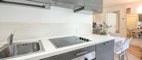 Fridge, oven, stovetop, electric kettle