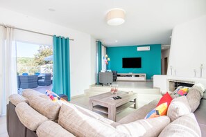 Fernseher, Tischtennisplatte