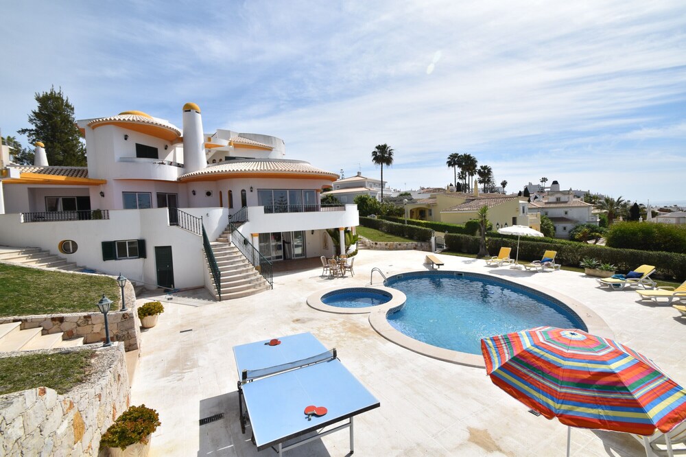 Villa 'Atlantida' mit privatem Pool, privater Terrasse und WLAN