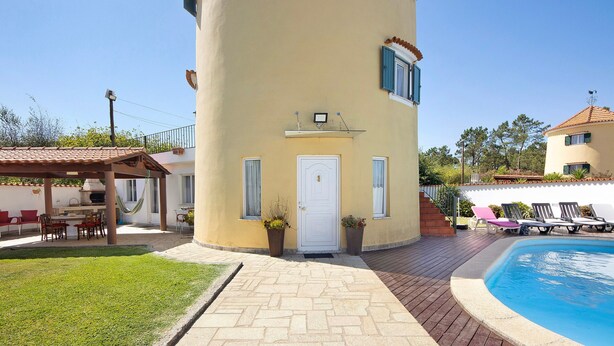 A building with a pool, a covered patio, and a door. - Holiday Home 'Moinho De Paradela' with Private Pool, Private Terrace and Wi-Fi (Paradela)