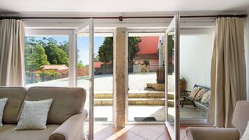 Televisie en een open haard