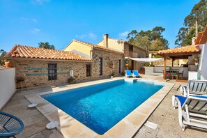 A swimming pool with lounge chairs, stone buildings, and a clear blue sky. - Holiday Home 'Azenha Da Lagoa Negra' with Lake View, Private Pool and Wi-Fi (Barqueiros)