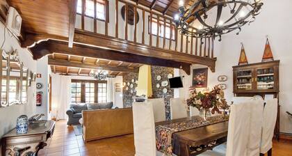 Holiday Home 'Azenha Da Lagoa Negra' with Lake View, Private Pool & Wi-Fi