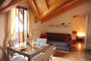 TV - Apartment 'Rosa delle Dolomiti Bilocale3' with Mountain View & Shared Sauna (Carisolo)