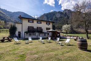 Outdoor dining - Farmhouse 'Agriturismo Val D' Egoi App 2' with Mountain View, Shared Garden and Wi-Fi (Tremosine)