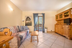 TV - Farmhouse 'Agriturismo Val D' Egoi App 2' with Mountain View, Shared Garden and Wi-Fi (Tremosine)