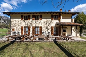 Outdoor dining - Farmhouse 'Agriturismo Val D' Egoi App 2' with Mountain View, Shared Garden and Wi-Fi (Tremosine)