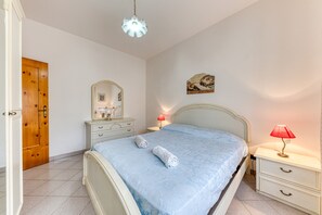 3 habitaciones, tabla de planchar con plancha y ropa de cama 