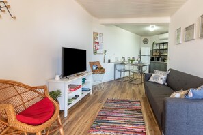 TV, ping pong - Holiday Apartment 'Palmeira House - Fernandes Cottage' with Shared Pool and Wi-Fi (Ponta Delgada)