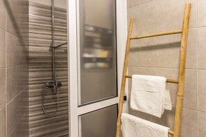 Bruser, hårtørrer, håndklæder