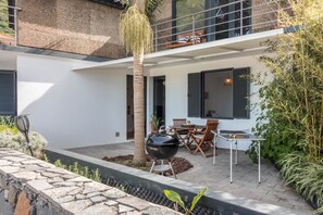 Outdoor dining - Holiday Apartment 'Palmeira House - Fernandes Cottage' with Shared Pool and Wi-Fi (Ponta Delgada)