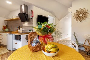 Dining - Apartment 'Cork House - Fernandes Cottage' with Sea View, Wi-Fi and Air Conditioning (Ponta Delgada)