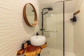 Shower, free toiletries, hair dryer, towels - Apartment 'Cork House - Fernandes Cottage' with Sea View, Wi-Fi and Air Conditioning (Ponta Delgada)