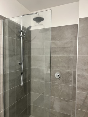 Shower, hair dryer, towels, soap - Port View Luxury Apartment - Central with great views (Port Macquarie)