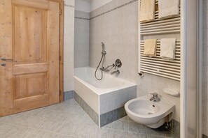 Badekar, hårtørrer, håndklæder