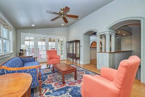 Una televisión, una chimenea, una oficina