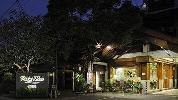 Bagian depan properti - sore/malam