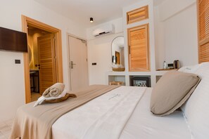 Habitación doble estándar | Ropa de cama de alta calidad, edredón, minibar y cortinas blackout 