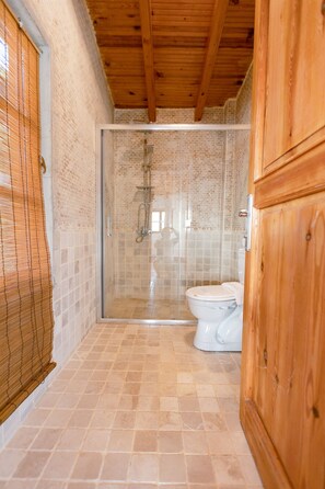 Dúplex exclusivo | Baño | Regadera, amenidades de baño gratuitas, secadora de cabello, pantuflas 