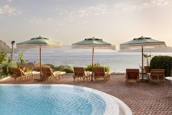 Una piscina al aire libre de temporada