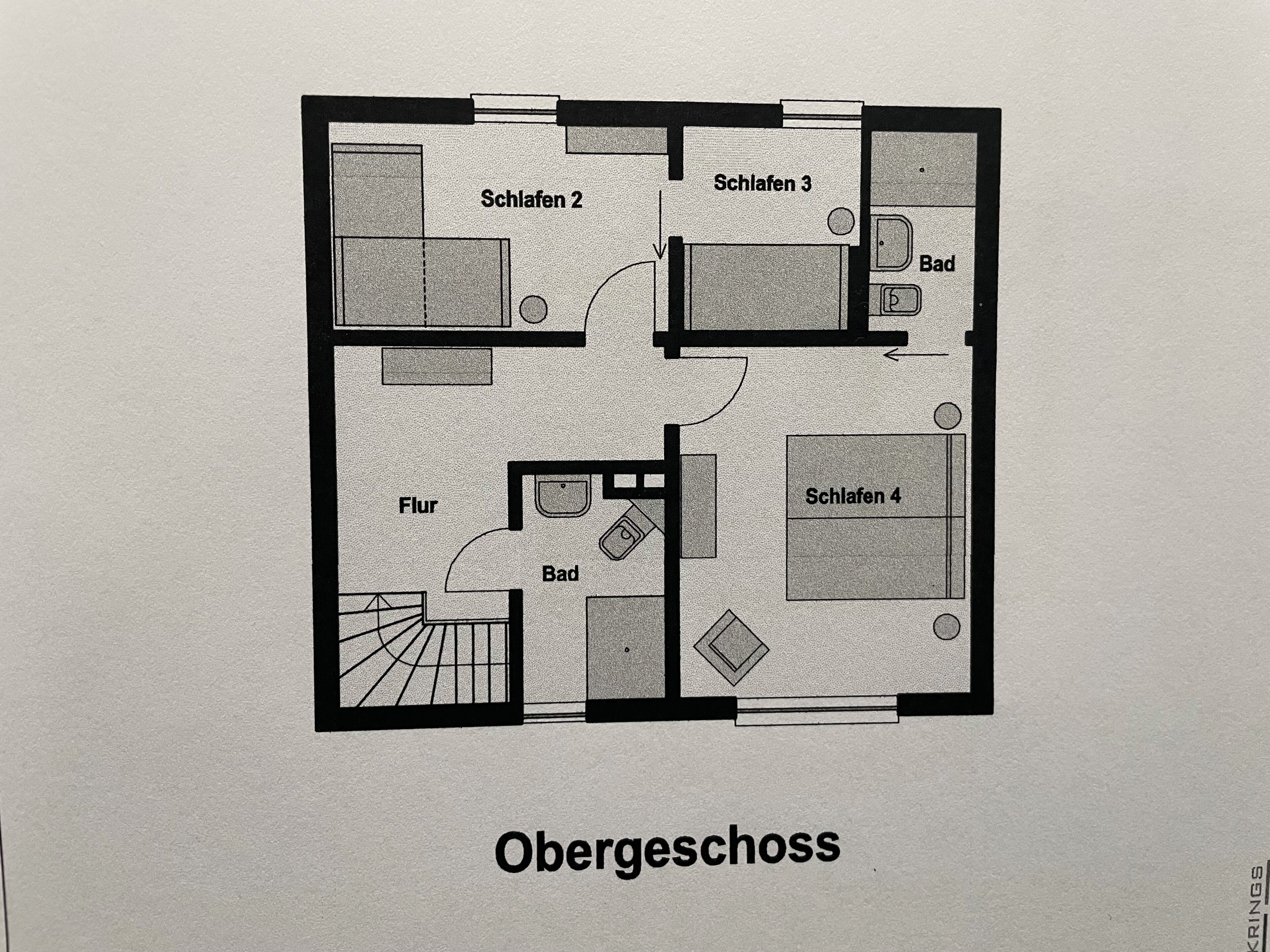 A floor plan of Obergeschoss with four bedrooms (Schlafen 2, 3, 4), a bathroom (Bad), a living area (Flur), and a staircase.