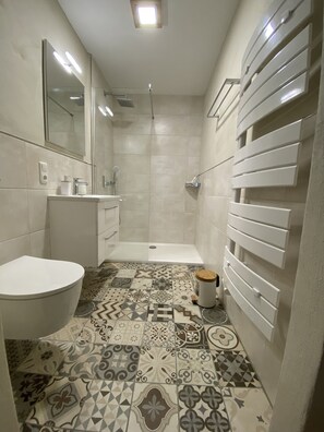 Douche, sĂšche-cheveux, serviettes fournies, savon