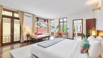 2 makuuhuonetta, työpöytä, silitysrauta/-lauta, vauvan matkasänky