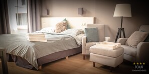 1 bedroom, WiFi, bed sheets - Studio within walking distance of the beach (Den Haag)