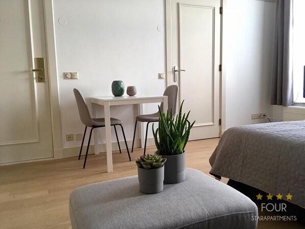 1 bedroom, WiFi, bed sheets - Studio within walking distance of the beach (Den Haag)