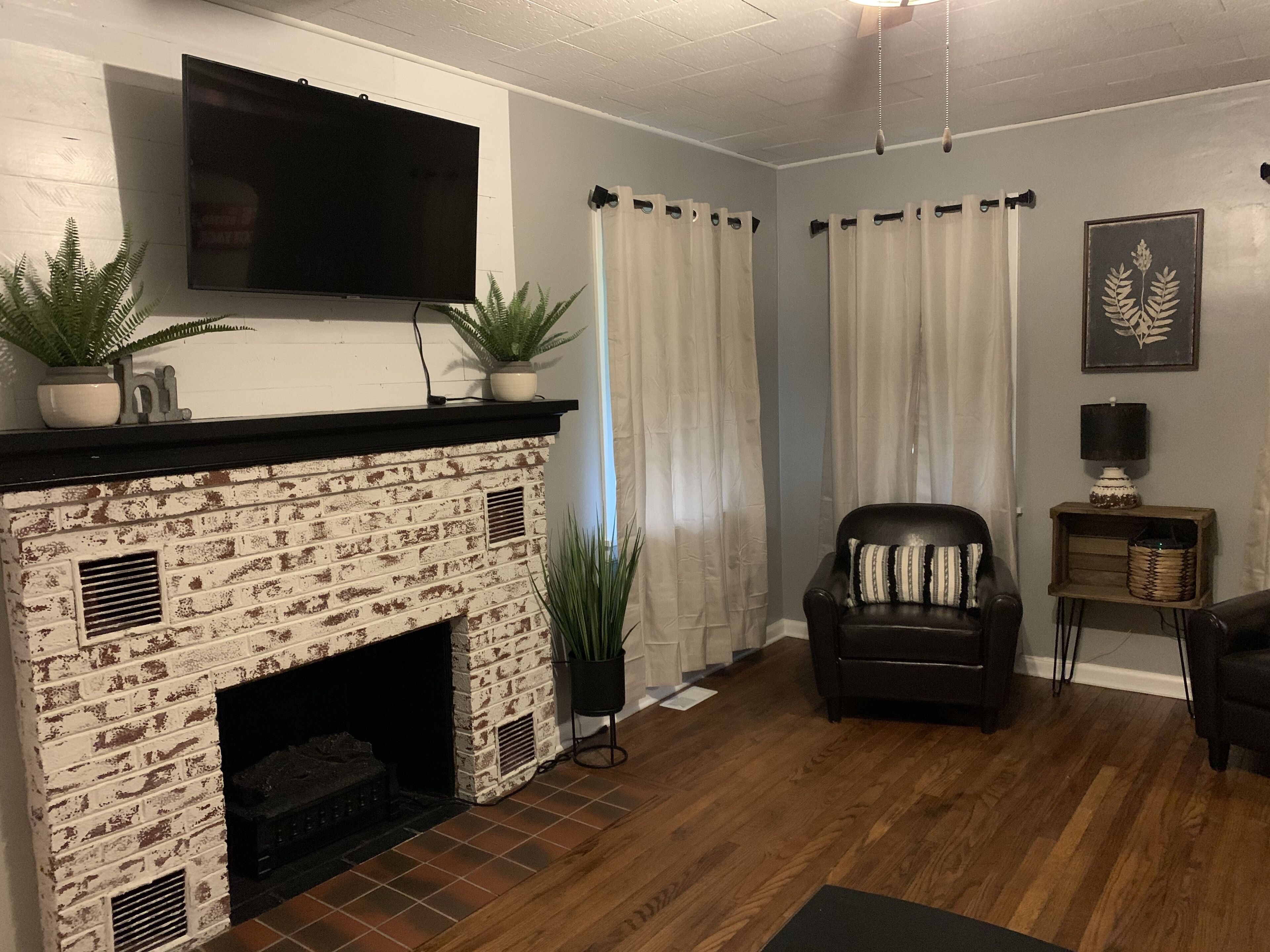 Smart TV y chimenea 