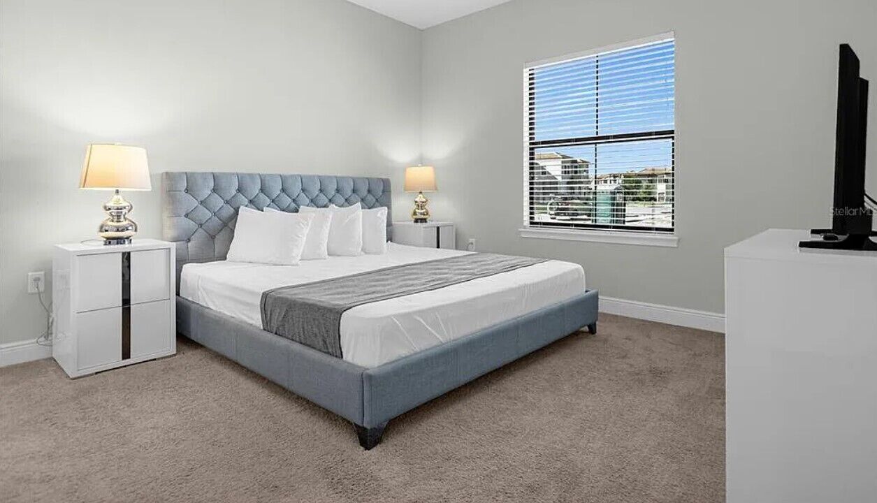 Beautiful 4 Bedroom Home With Pool Overlooking Lake Views