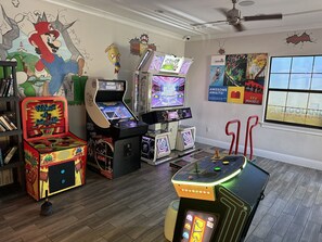Game room - Beautiful 4 Bedroom Home With Pool Overlooking Lake Views (Haines city)