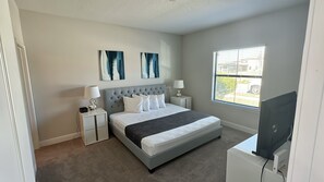 4 bedrooms, WiFi, bed sheets - Beautiful 4 Bedroom Home With Pool Overlooking Lake Views (Haines city)